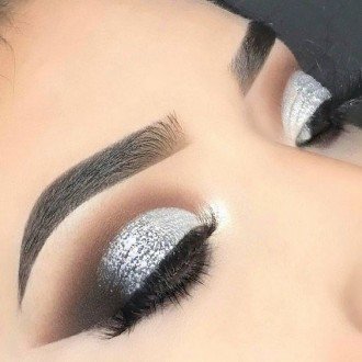 العيون الجريئة والملونة