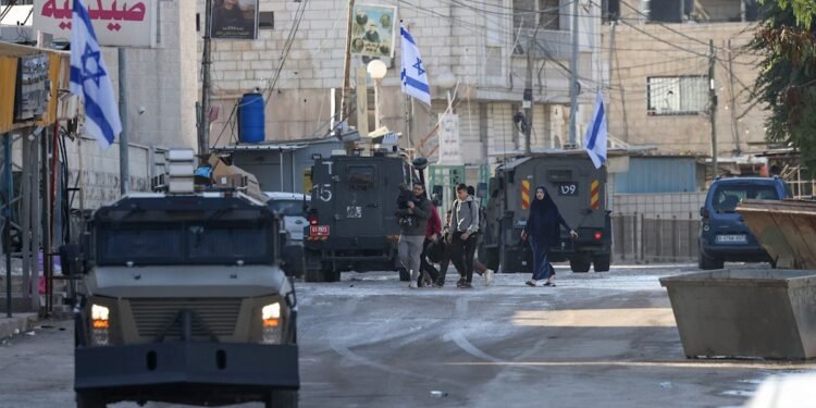 الضفة عالقة بين الاحتلال والمقاومة