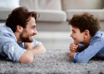 سر التربية الإيجابية.. كلمتان تصنعان طفلًا سعيدًا