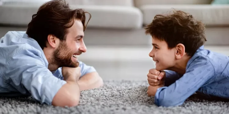 سر التربية الإيجابية.. كلمتان تصنعان طفلًا سعيدًا