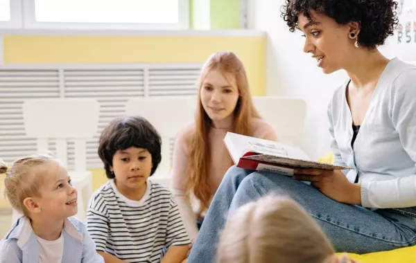 تربية الأبناء.. كيف تعلم طفلك احترام معلميه؟