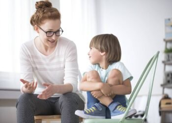 تربية الأبناء.. كيف تعلم طفلك احترام معلميه؟