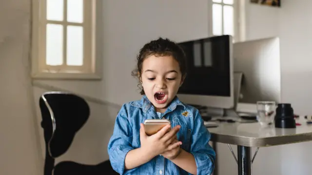 ما هو العمر المناسب لامتلاك الأطفال هاتف ذكي؟