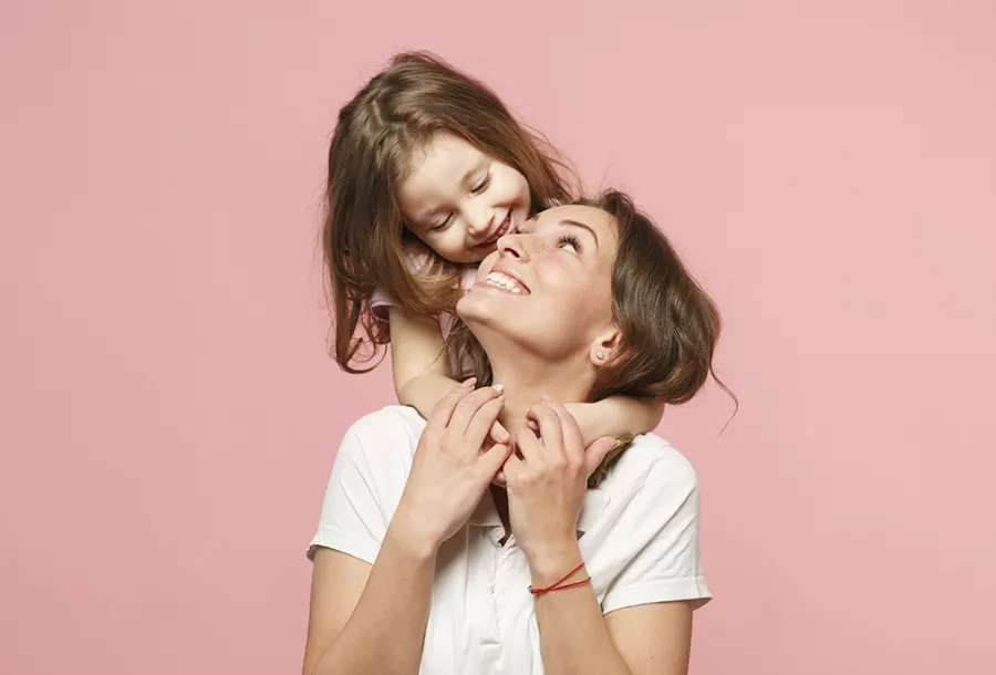 تبني طفل.. أسرار التربية لبناء التعلق الآمن