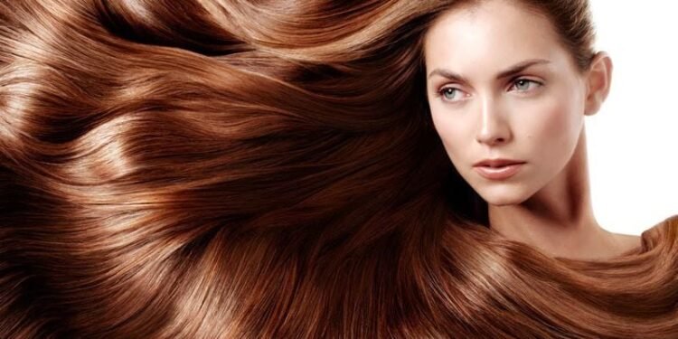 موضة الشعر لـ خريف 2025.. 5 درجات تمنحك إطلالة فاخرة