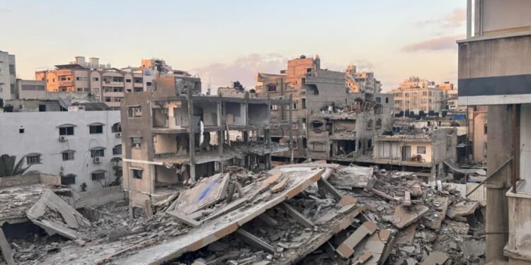 عامان من الحرب… وغزة عالقة في الكارثة