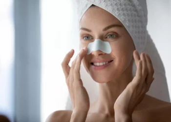 إزالة الرؤوس السوداء.. 3 حيل منزلية لبشرة زجاجية