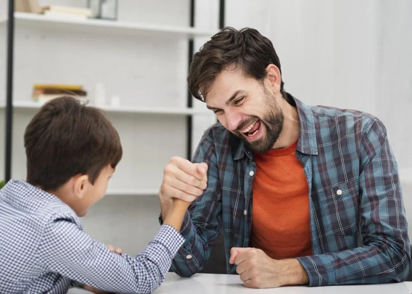 سر التربية الإيجابية.. كلمتان تصنعان طفلًا سعيدًا