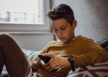 ما هو العمر المناسب لامتلاك الأطفال هاتف ذكي؟