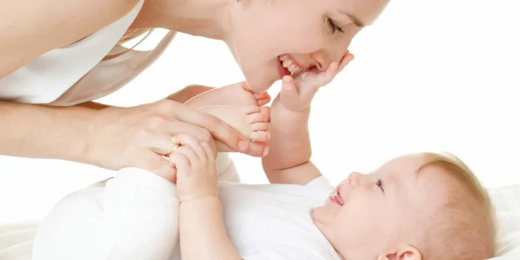 تبني طفل.. أسرار التربية لبناء التعلق الآمن