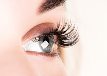 تكثيف الرموش.. السر في بودرة الأطفال