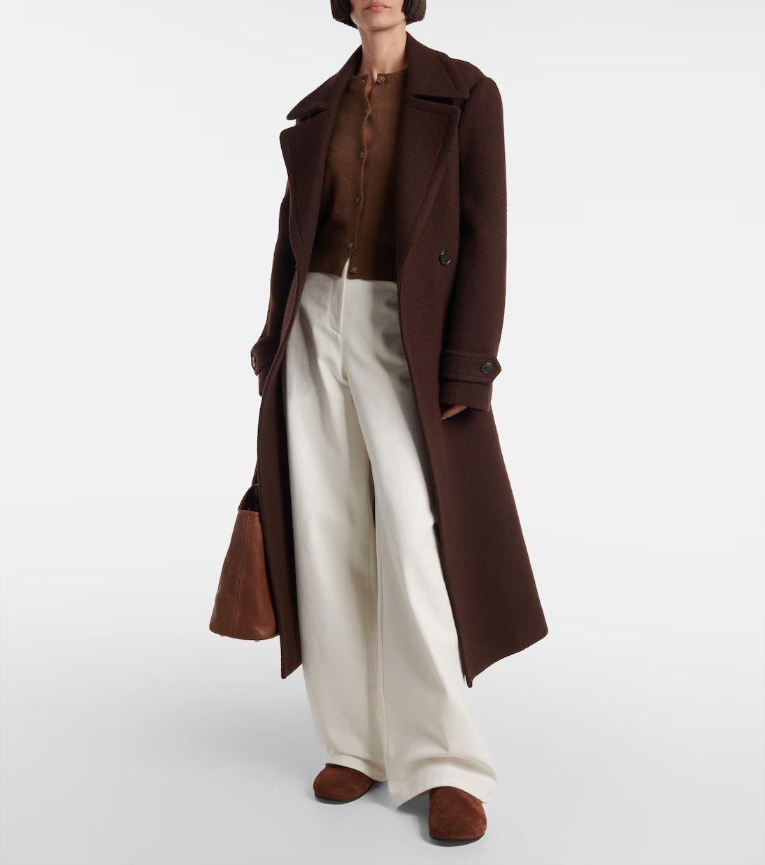 موضة شتاء 2025.. الجينز الأبيض نجم أناقتك هذا العام