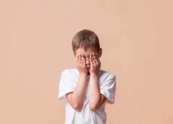 الخجل عند الأطفال.. أسرار ذكية لدعم طفلك الخجول اجتماعياً