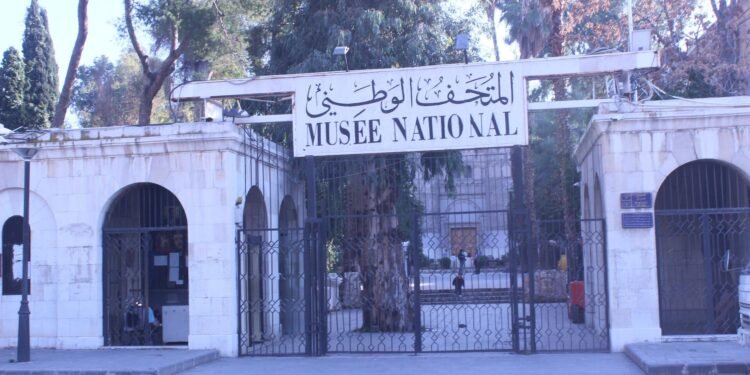 من الحراسة إلى النهب.. دلالات سرقة المتحف الوطني في دمشق
