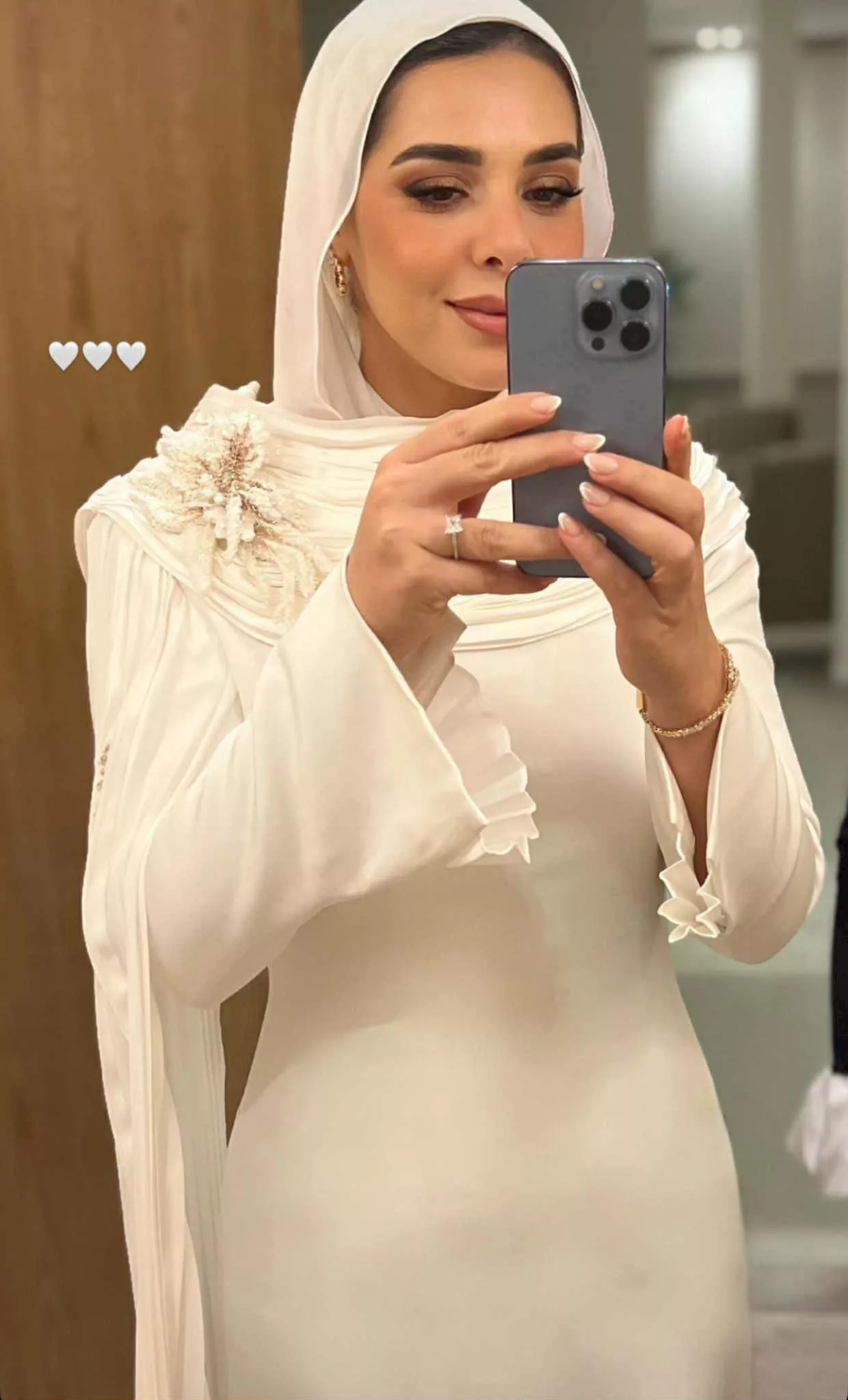 فستان ابنة السيسي يخطف الأنظار.. رسالة ملكية مُطرزة