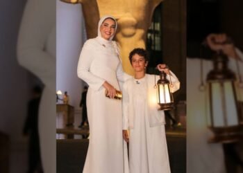 فستان ابنة السيسي يخطف الأنظار.. رسالة ملكية مُطرزة