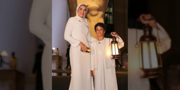 فستان ابنة السيسي يخطف الأنظار.. رسالة ملكية مُطرزة