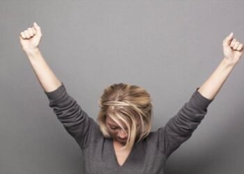 لغة الجسد.. حركات تكشف قوة الشخصية والثقة بالنفس