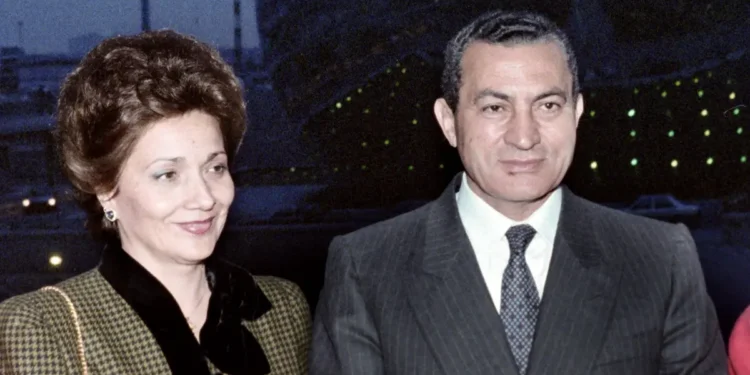 سوزان مبارك بين الحلم الثقافي والسلطة.. قراءة في تأثير السيدة الأولى على حكم مبارك