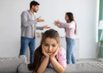 كيف نخبر الأطفال بقرار الطلاق؟.. 7 نصائح ذهبية لتبليغهم بأمان