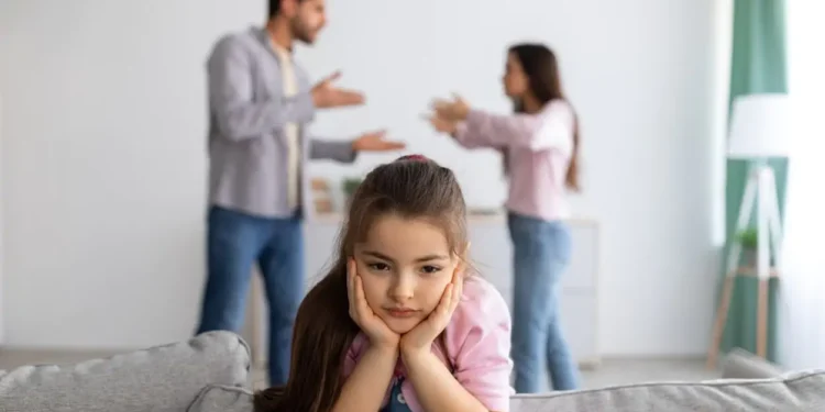 كيف نخبر الأطفال بقرار الطلاق؟.. 7 نصائح ذهبية لتبليغهم بأمان