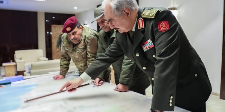 ليبيا بين الحراك الشعبي والحسم العسكري.. قراءة في دلالات تهديدات «حفتر»