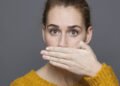 7 أسباب صادمة تسبب رائحة الفم الكريهة و3 علامات إنذار