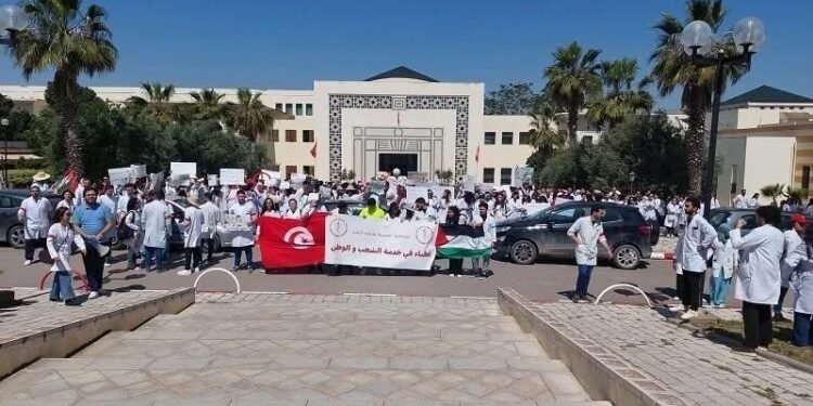 أطباء وشوارع تونس في مواجهة الدولة: النظام الصحي ينهار