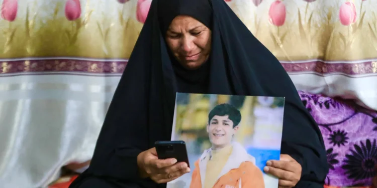 التجنيد الإلكتروني.. كيف حوّل الفقر شباب العراق إلى جنود مأجورين في الخارج؟