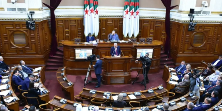 تجريم الاستعمار وتعديل الجنسية.. رسائل سياسية من الجزائر إلى فرنسا