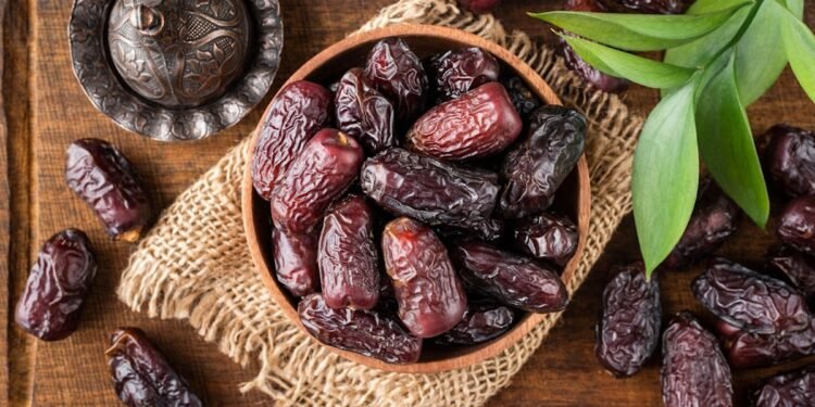 التوقيت المثالي لتناول التمر.. متى يصبح علاجًا؟