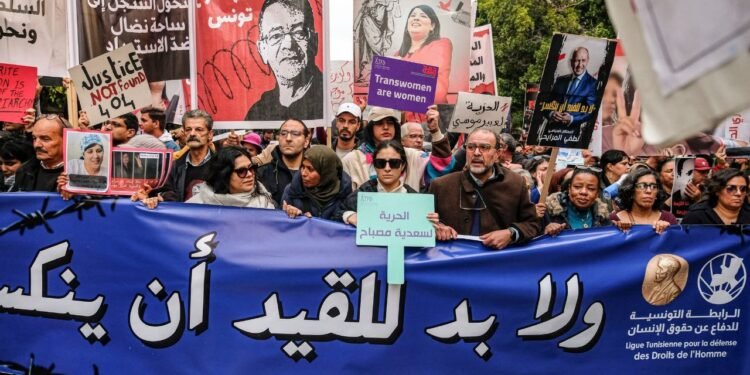 الطوارئ والمحاكمات يعمقان الجدل السياسي في تونس