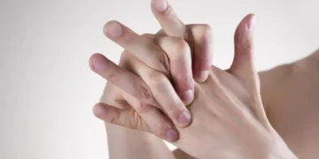 حقيقة أضرار فرقعة الأصابع على العظام والمفاصل