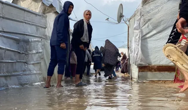 أمطار وبرد وخيام تغرق.. شتاء غزة القاسي يضاعف مأساة النازحين