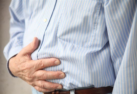 علاج التخمة.. أفضل مشروبات لتهدئة المعدة فوراً