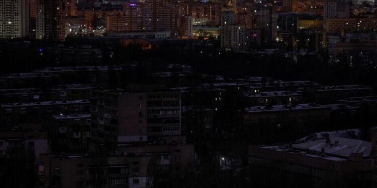 انقطاع واسع للكهرباء في كييف مع تصاعد الهجمات الروسية وتقدم على الجبهات