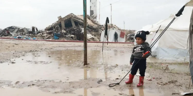 فيضانات العاصفة بايرون تعمق معاناة النازحين في الخيام