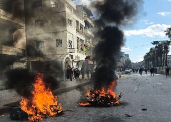 الساحل السوري يشتعل.. احتجاجات العلويين تتحول إلى صدامات مسلحة