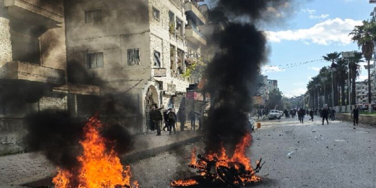 الساحل السوري يشتعل.. احتجاجات العلويين تتحول إلى صدامات مسلحة