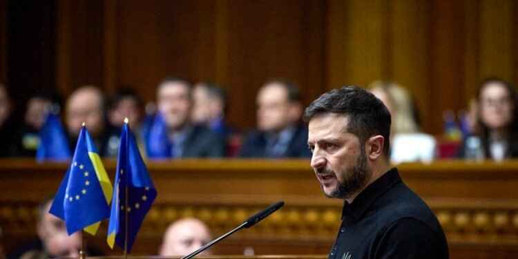 زيلينسكي تحت الضغط: لماذا تعود مسألة الانتخابات إلى الواجهة؟