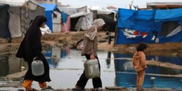 غزة تحت المطر والنار.. خيام تغرق ونازحون في العراء وسط تصعيد متواصل