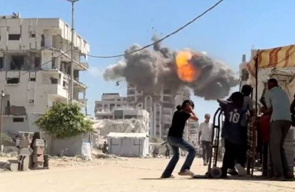 غارات متواصلة وعواصف قاتلة.. غزة بين نيران القصف وكارثة الطقس