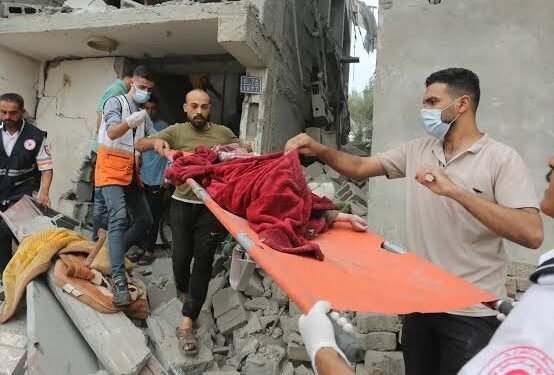 من تحت الركام.. انتشال 14 جثمانا من أنقاض منزل في غزة