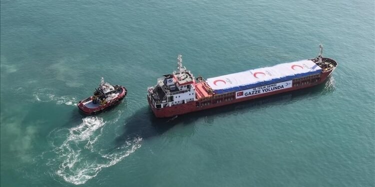 1300 طن من المساعدات تغادر مرسين باتجاه غزة