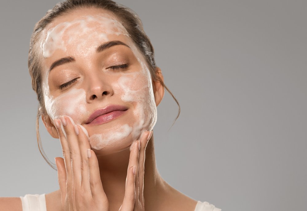 6 خطوات لتنظيف البشرة قبل حفل رأس السنة