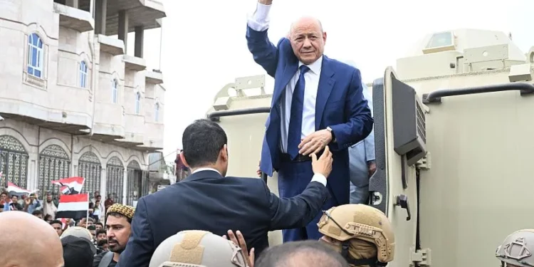 حرق وثائق ومغادرة العليمي.. ماذا جرى داخل قصر معاشيق؟