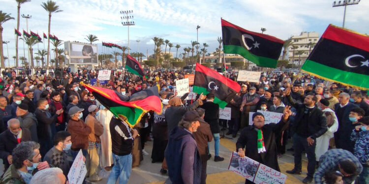 احتجاجات أمام المصارف.. لماذا تتكرر أزمة السيولة في ليبيا؟