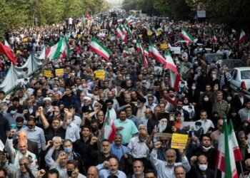 إيران تحيل كبار المسؤولين إلى القضاء وسط تصاعد الاحتجاجات