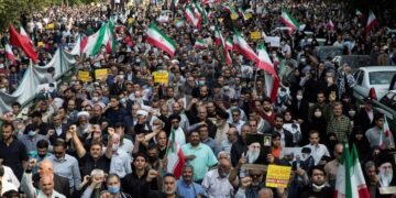 إيران تحيل كبار المسؤولين إلى القضاء وسط تصاعد الاحتجاجات