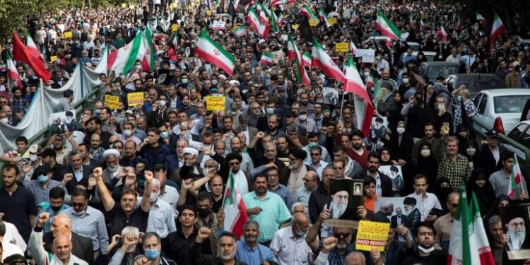 إيران تحيل كبار المسؤولين إلى القضاء وسط تصاعد الاحتجاجات